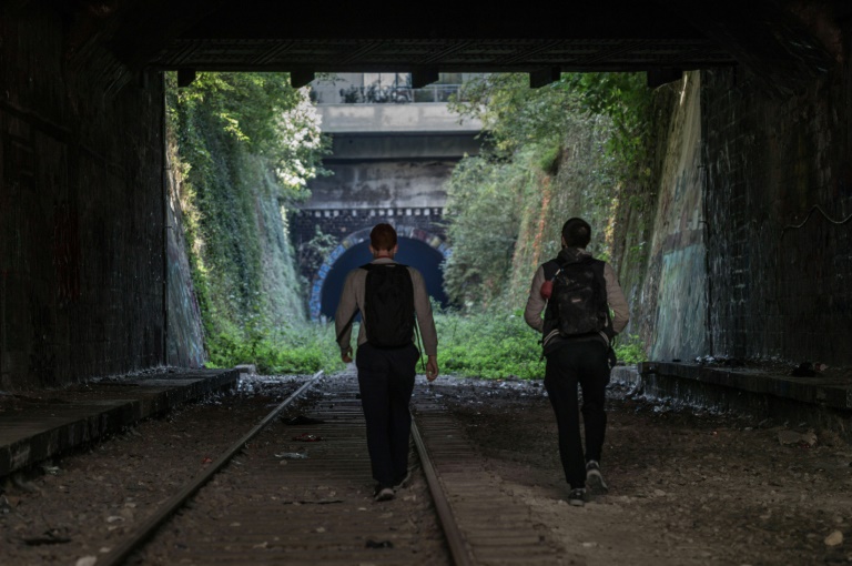 Des promeneurs se dirigent vers un tunnel de la petite ceinture parisienne, le 18 octobre 2020