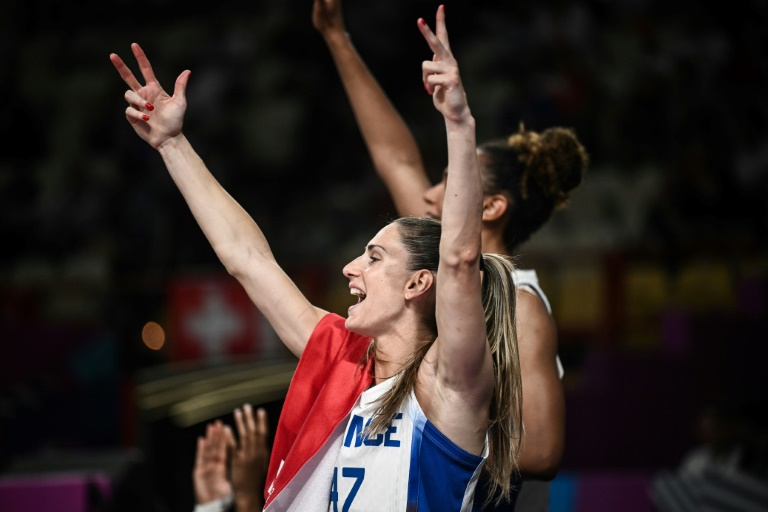 La meneuse de jeu des Bleues Romane Bernies exulte après le succès contre la Suisse à l'EuroBasket, le 21 juin 2025 à Athènes