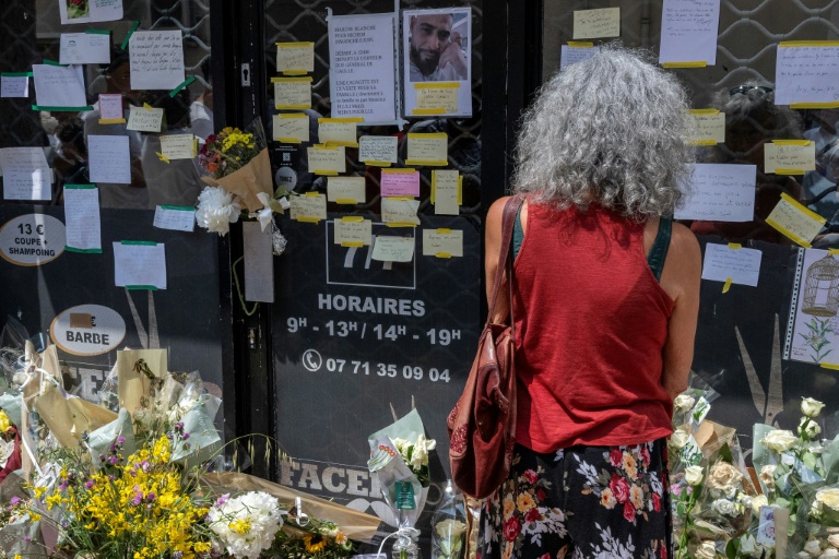 Des fleurs et des messages de condoléances déposés devant le salon de coiffure où le Tunisien Hichem Miraoui travaillait, avant une marche blanche pour lui rendre hommage, le 8 juin 2025 à Puget-sur-Argens, dans le Var