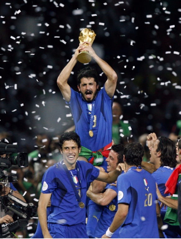 L'Italien Gennaro Gattuso avev le trophée de vainqueur de la Coupe du monde après la finale du Mondial-2006 contre la France le 9 juillet 2006 à Berlin