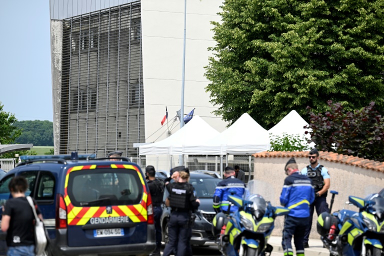 La police devant le collège Françoise-Dolto à Nogent, en Haute-Marne, le 10 juin 2025