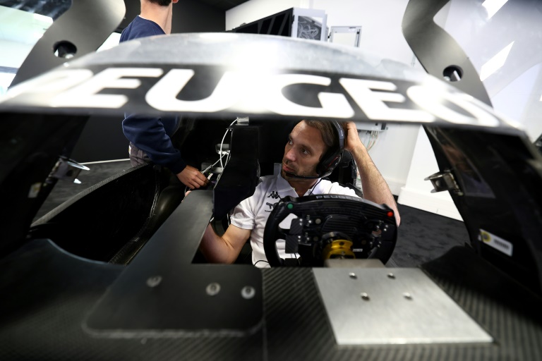 Le pilote Peugeot Jean-Eric Vergne en pleine session de simulateur le 3 juin 2025 à Versailles en France avant la 93e édition des 24h du Mans
