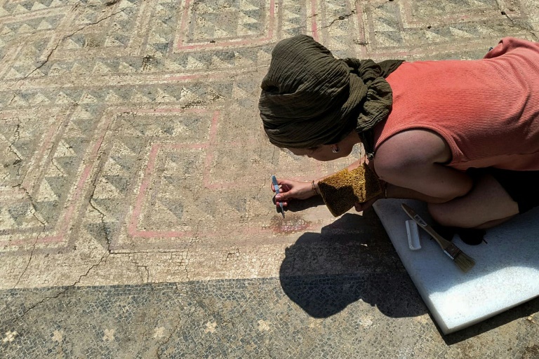 Des membres de l'équipe de l'Inrap le 23 juin 2025 près d'Alès