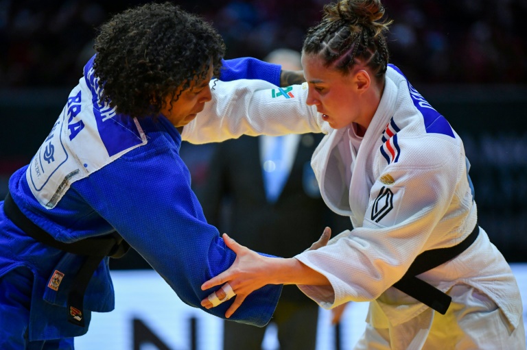 La Française Manon Deketer (en blanc) combat face à la Brésilienne Rafaela Silva, aux Championnats du monde de Judo à Budapest, le 16 juin 2025