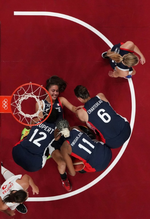 Le 4 août 2021 à Saitama, l'équipe de France de basket avait battu l'Espagne 67-64 en quart de finale des Jeux de Tokyo. Marine Fauthoux (au centre), touché à un genou, a dû faire l'impasse sur l'Euro cette année mais Iliana Rupert est toujours là à l'heure de croiser de nouveau la Roja en dem-finale