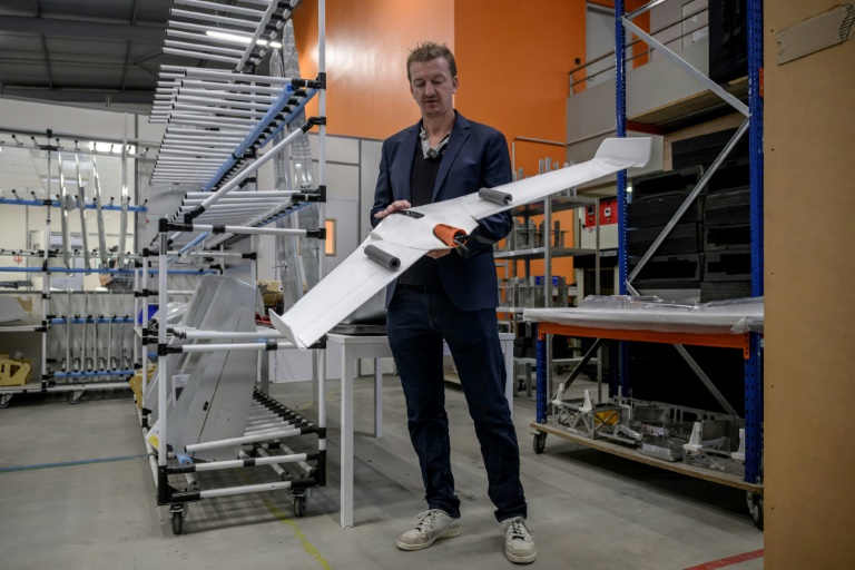 Le cofondateur de Delair Bastian Mancini tient une partie du drone Oscar dans son usine près de Toulouse, dans le sud-ouest de la France, le 11 avril 2025