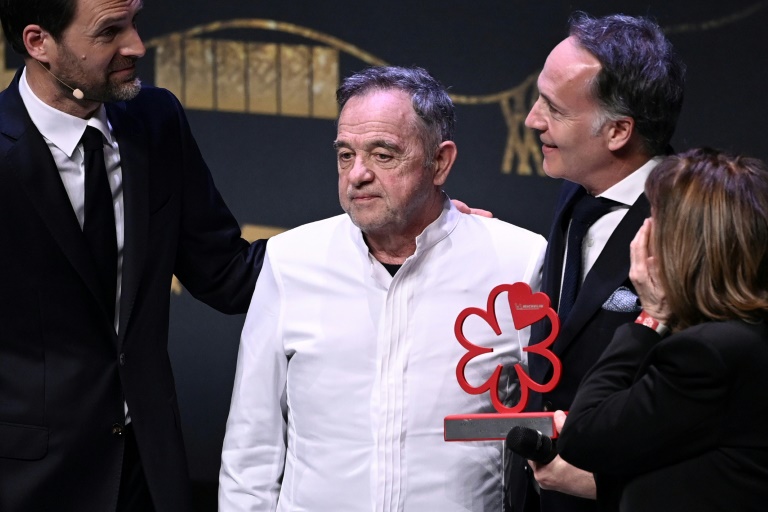 Bernard Pacaud, au centre, reçoit le prix du Chef mentor 2025 décerné par le guide Michelin, le 31 mars 2025, à Metz