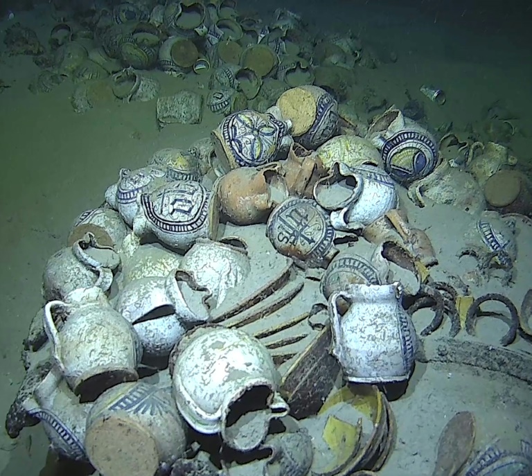 Photo diffusée par la Marine Nationale, le 11 juin 2025, d'une épave contenant des cruches globulaires à becs pincés, marquées du monogramme IHS du Christ ou de motifs végétaux ou géométriques gisant sur le sable au large de la côte, près de Ramatuelle, le 3 juin 2025 dans le Var