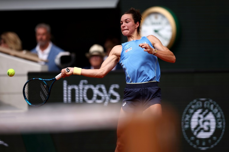Loïs Boisson frappant un coup droit lors de sa victoire en huitièmes de finale de Roland-Garros face à l'Américaine Jessica Pegula le 2 juin 2025 sur le court Philippe-Chatrier. En renversant la 3e joueuse mondiale, la Française a signé un exploit retentissant