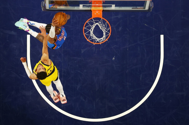 Jalen Williams, l'arrière du Thunder d'Oklahoma City, tente de dunker sur Tyrese Haliburton, le meneur des Pacers d'Indiana, pendant le troisième match des Finales NBA 2025, à Indianapolis, le 11 juin 2025