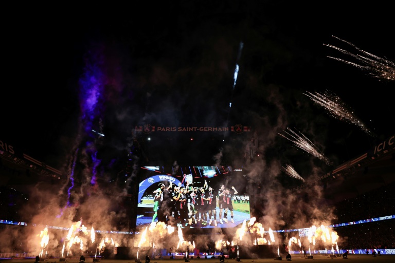 Des feux d'artifice au-dessus du Parc des Princes à Paris, saluant la victoire du PSG en Ligue des champions, le 31 mai 2025.