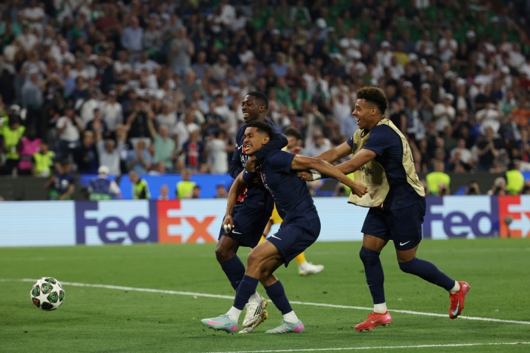 Senny Mayulu entouré de Désiré Doué et Ousmane Dembélé après son but contre l'Inter, le 31 mai 2025