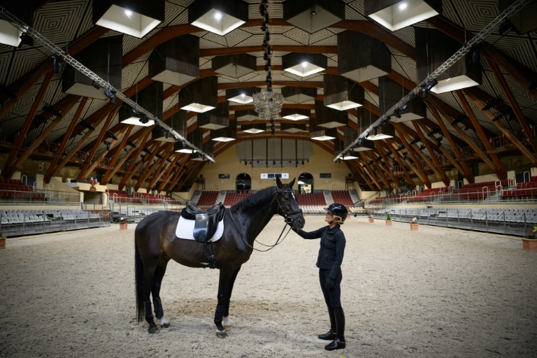 Pauline Basquin, cavalière olympique de dressage et le chavel Sertorius de Rima dans le grand manège des écuyers du Cadre Noir de Saumur, le 5 juin 2025 dans le Maine-et-Loire