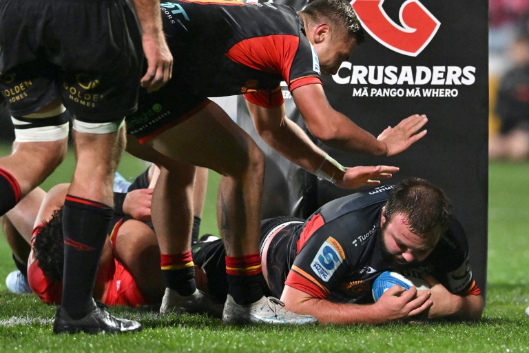 Le pilier George Dyer marque un essai pour les Waikato Chiefs contre les Crusaders en finale du Super Rugby le 21 jujin 2025 à Christchurch
