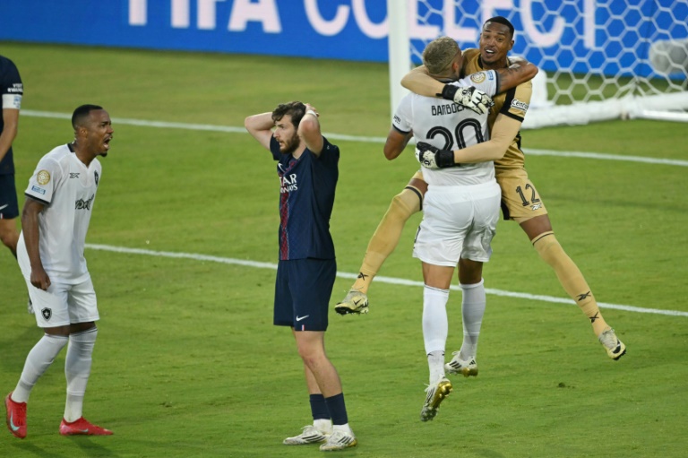 La déception de Khvicha Kvaratskhelia, l'ailier géorgien du Paris SG, seul au milieu des joueurs de Botafogo à la fin du match du Mondial des clubs ente les deux équipes le 19 juin 2025 au Rose Bowl stadium à Los Angeles