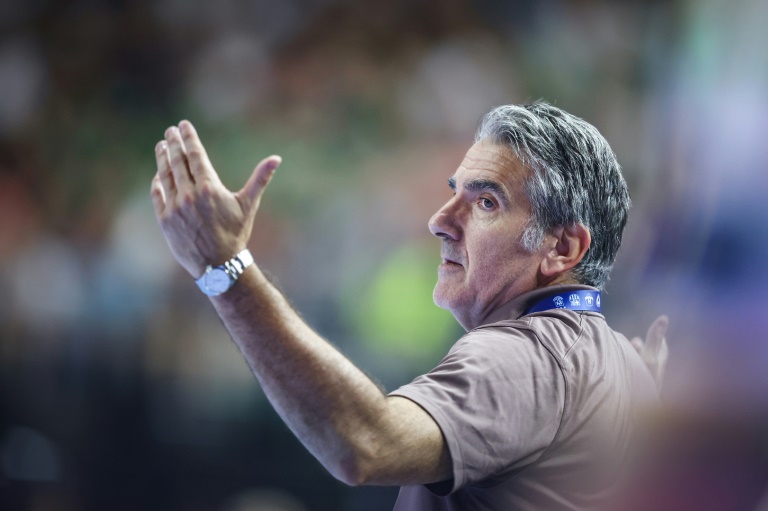 L'entraîneur de Barcelone Antonio Carlos Ortega Perez contre Magdeburg en demi-finale de la Ligue des champions, le 14 juin 2025 à Cologne