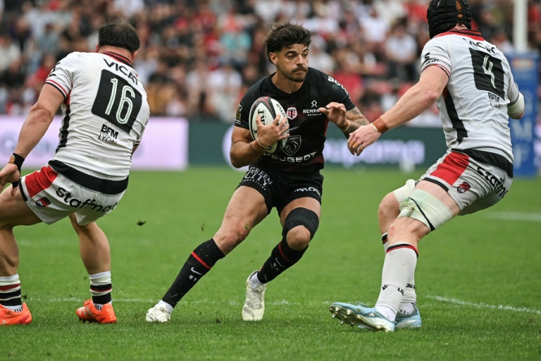 Le demi d'ouverture de Toulouse Romain Ntamack ballon en main au stade Ernest-Wallon de Toulouse le 1er juin 2025 en France