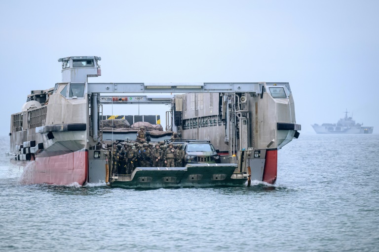 Une barge de débarquement dans le cadre de l'opération Polaris 25 à Plouhinec dans le Morbihan, le 12 juin 2025