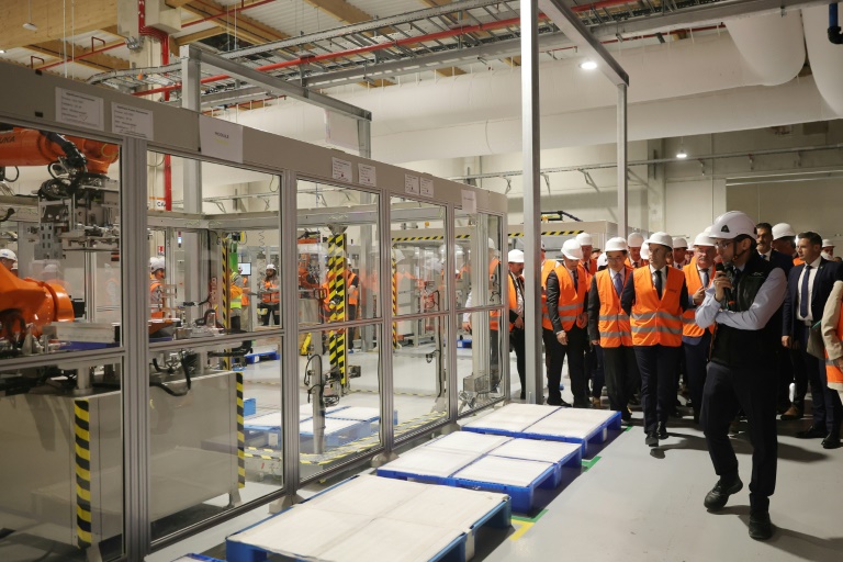 Le président Emmanuel Macron lors d'une visite d'une usine de batteries électriques flambant neuve du groupe sino-japonais AESC, à Douai dans le Nord, le 3 juin 2025