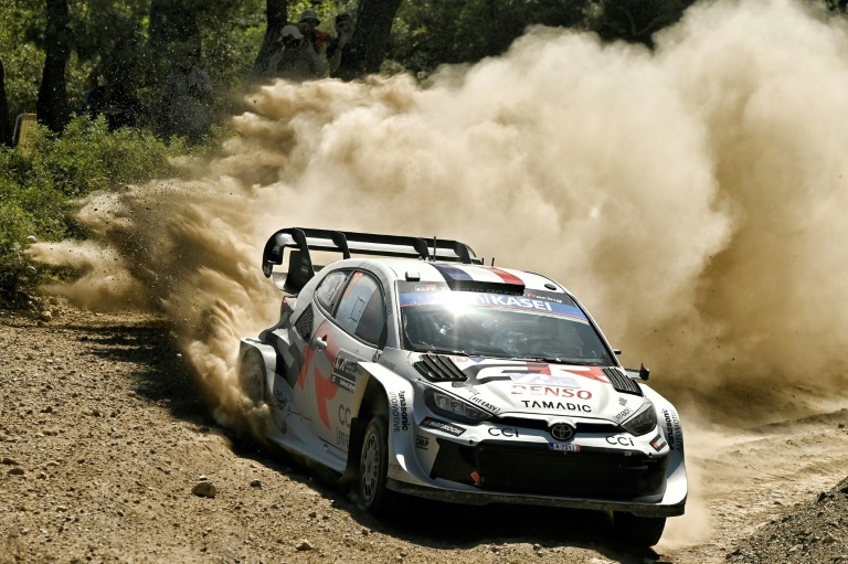 Le pilote français Sébastien Ogier et son copilote Vincent Landais (Toyota) lors de la dernière épreuve spéciale du rallye de Grèce WRC à Agioi Theodoroi le 27 juin 2025.