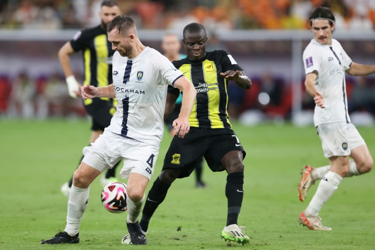 Le milieu de terrain français d'Al-Ittihad N'Golo Kanté (c) et le défenseur central néo-zélandais d'Auckland City Christian Gray (g) pendant le match du premier tour de la Coupe du monde des clubs entre Al-Ittihad et Auckland City, à Jeddah, le 12 décembre 2023