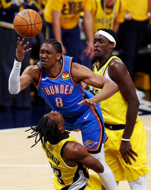 Jalen Williams (c), de l'Oklahoma City Thunder, tente de se frayer un chemin dans la défense des Indiana Pacers lors du match 6 de la finale NBA, le 19 juin 2025 à Indianapolis