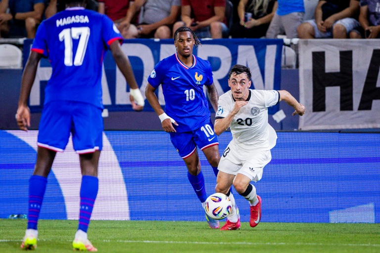 Le milieu de terrain de l'équipe d'Allemagne Paul Nebel dans la défense de l'équipe de France en demi-finale de l'Euro espouirs le 25 juin 2025 à Kosice en Slovaquie