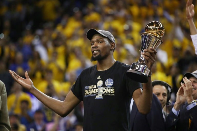 Kevin Durant fête son premier titre de champion NBA avec les Warriors, le 12 juin 2017 à Oakland (Californie)