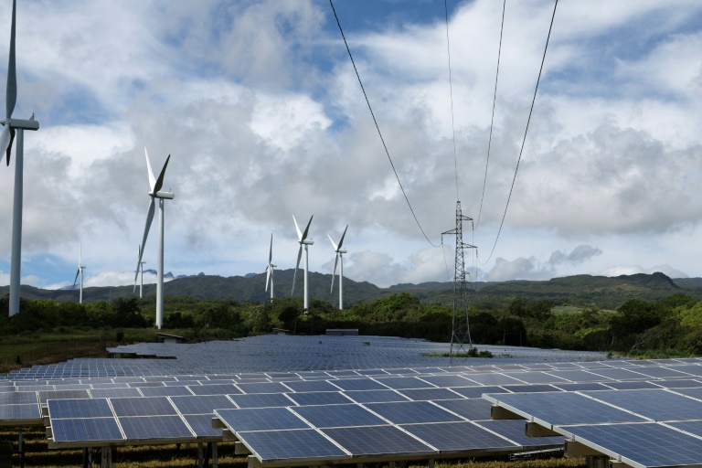 Des éoliennes et des panneaux solaires à Sainte-Suzanne, à la Réunion, le 22 janvier 2025