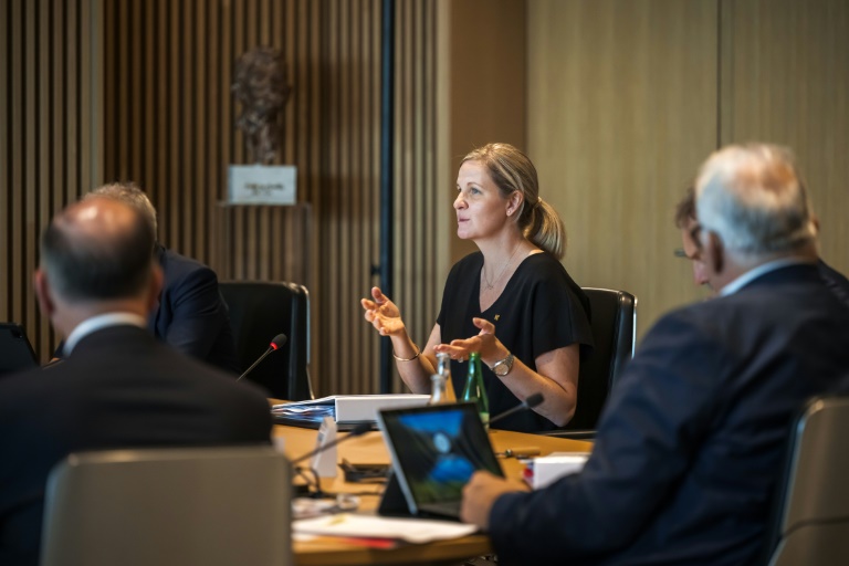 Kirsty Coventry (c) dirigeant la réunion du comité exécutif du CIO, en tant que cheffe de l'instance, à Lausanne, le 25 juin 2025