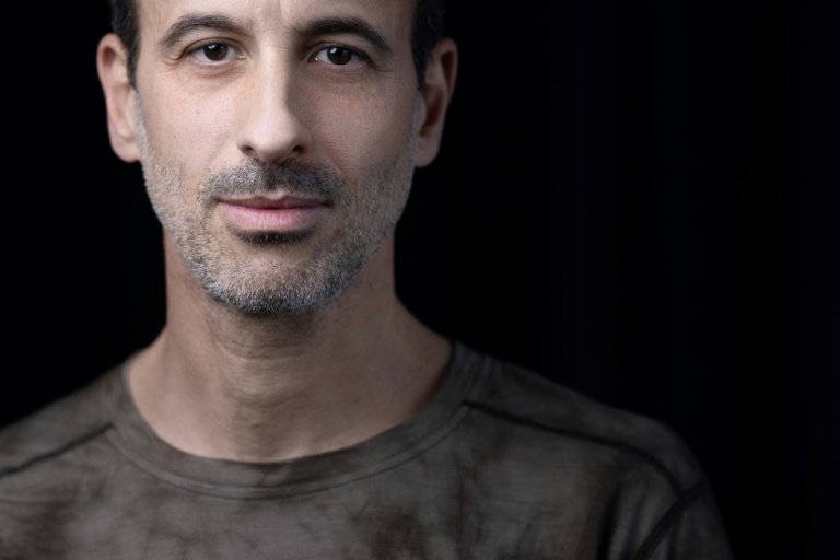 Le chorégraphe Hofesh Shechter pose le 27 mai 2025 à l'Opéra Bastille à Paris