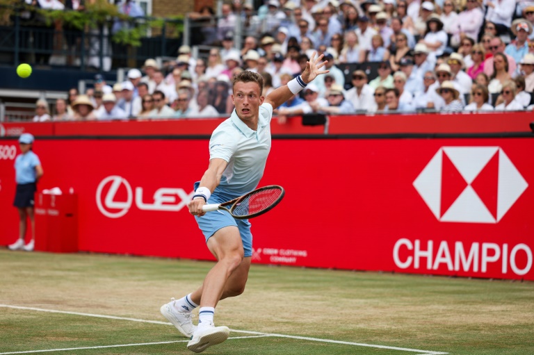 Le Tchèque Jiri Lehecka en finale du tournoi du Queen's contre l'Espagnol Carlos Alcaraz le 22 juin 2025 à Londres