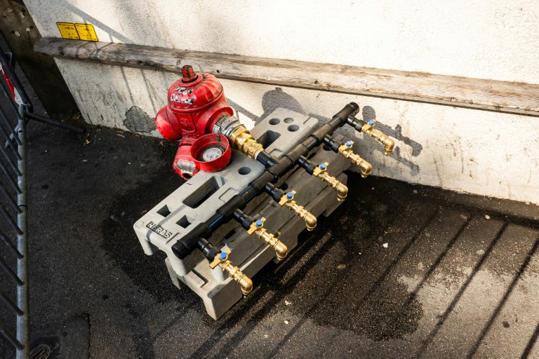 Des robinets installés sur une borne d'incendie près d'un site de distribution de bouteilles d'eau potable à la suite à une rupture de canalisation à Perpignan, le 16 juin 2025 dans les Pyrénées-Orientales