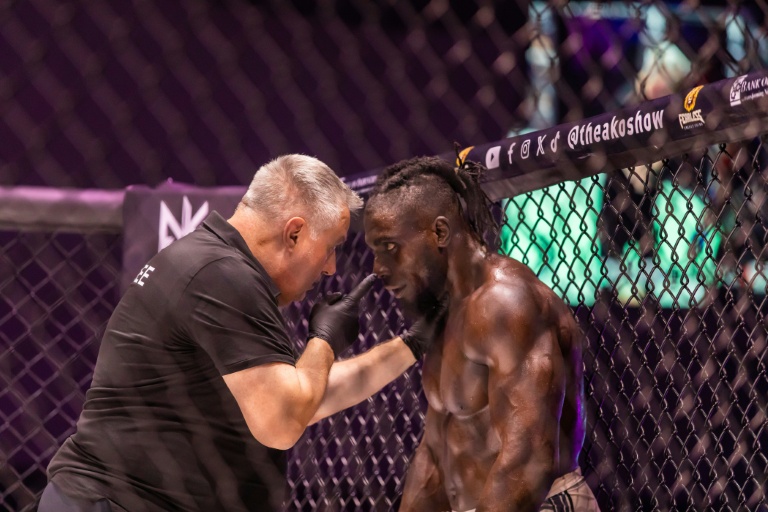 L’arbitre Michael Waceh échange avec Damilare Abdulrahim lors de son combat pour le titre des poids légers, le 13 juin 2025 à Lagos