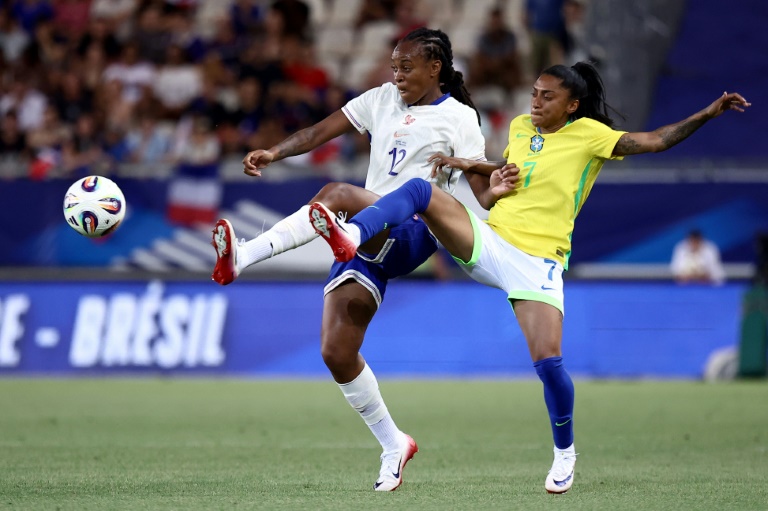 L'attaquante des Bleues Marie-Antoinette Katoto à la lutte avec la Brésilienne Kerolin au stade des Alpes à Grenoble, le 27 juin 2025