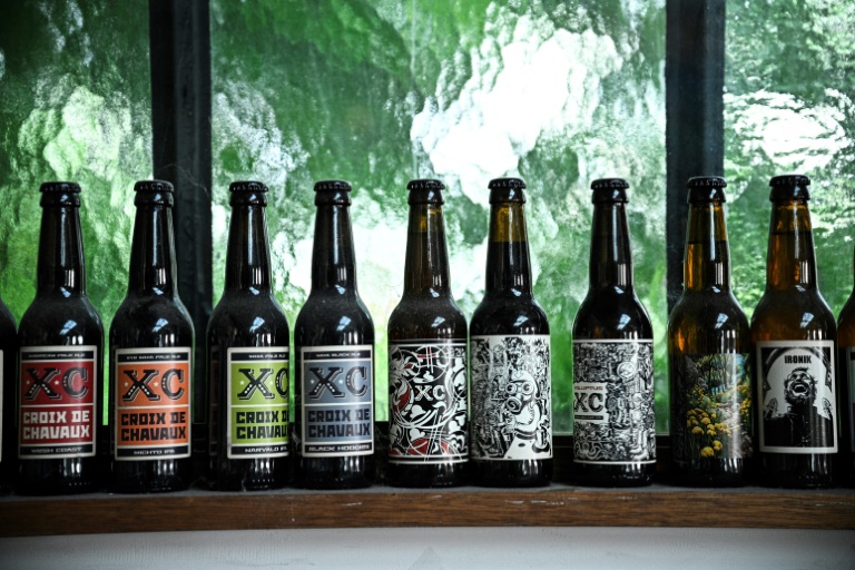 Des bouteilles de la bière locale sortie des cuves de la la Brasserie Croix de Chavaux à Montreuil, en Seine-Saint-Denis
