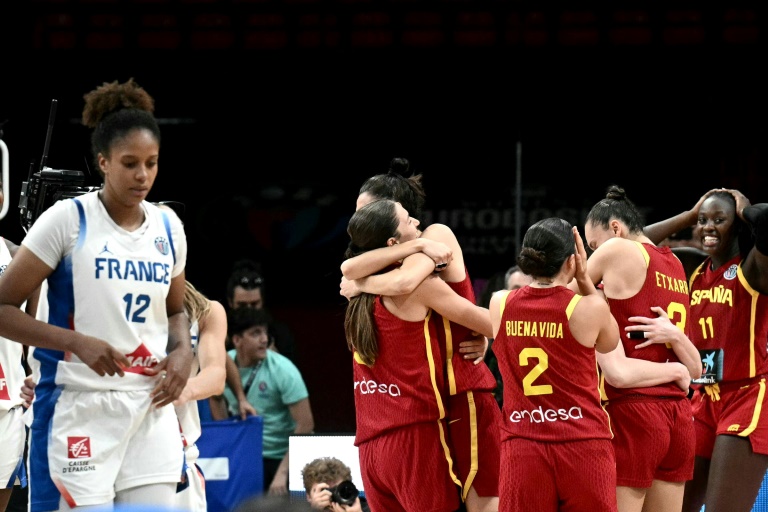 La Française Iliana Rupert (premier plan) et la joie des Espagnoles après la demi-finale de l'Euro de basket entre le France et l'Espagne au Pirée (Grèce) le 27 juin 2025