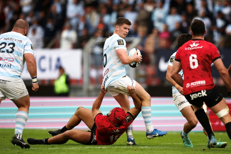 Le demi d'ouverture anglais du Racing 92 Owen Farrell (c.) est plaqué lors d'un match de Top 14 contre Toulon, à Créteil, le 12 octobre 2024