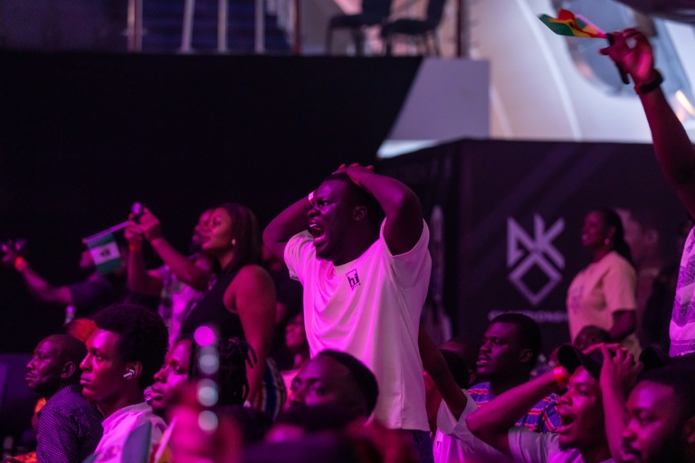 Un fan réagit lors du combat pour le titre des poids légers de l’African Knockout Championship, le 13 juin 2025 à Lagos