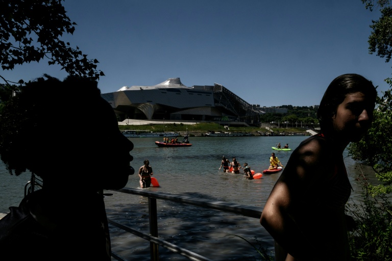 Des personnes se baignent à Lyon le 29 juin 2025