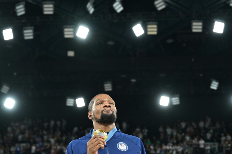 Kevin Durant pose avec sa médaille d'or olympique, la quatrième de sa carrière, le 10 août 2024 à Paris