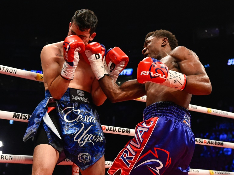 Christian Mbilli touche d'un uppercut le Mexicain Cesar Ugarte lors de leur combat le 3 juin 2017 à Montréal