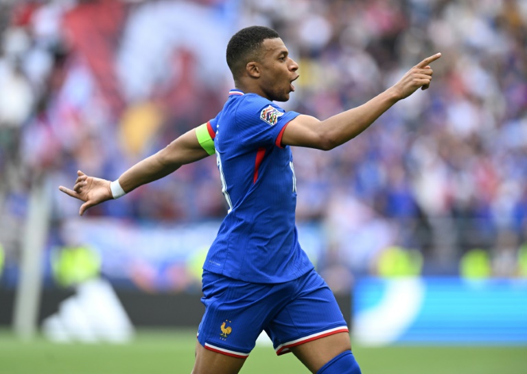 Le Français Kylian Mbappé après avoir marqué lors de la petite finale de la Ligue des nations contre l'Allemagne le 8 juin 2025 à Stuttgart en Allemagne