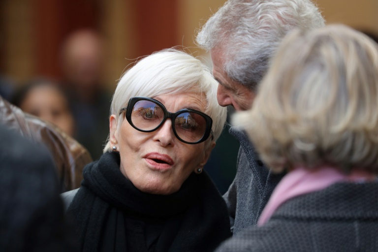La chanteuse Nicole Croisille (à gauche) et le réalisateur français Claude Lelouch (à droite) assistent à la cérémonie funéraire du compositeur Francis Lai le 14 novembre 2018, à la Cathédrale Sainte-Réparate de Nice, dans le sud-est de la France