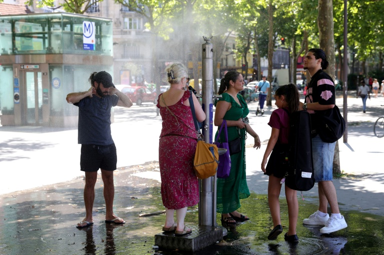 Des personnes se rafraîchissent lors d'une vague de chaleur, le 21 juin 2025 à Paris