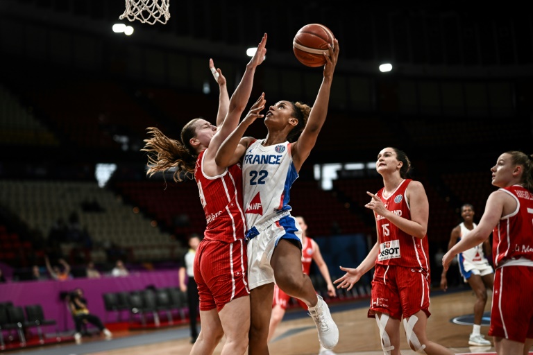 Janelle Salaün (à droite) tente un lay-up face à la Suissesse Lin Schwarz lors de la victoire de l'équipe de France (111-37) le 21 juin 2025 à Athènes pour la 3e et dernière journée de la phase de poules de l'Euro de basket