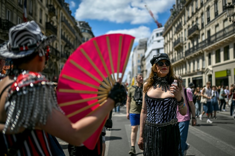 Des participants à la Marche des fiertés de Paris, le 28 juin 2025
