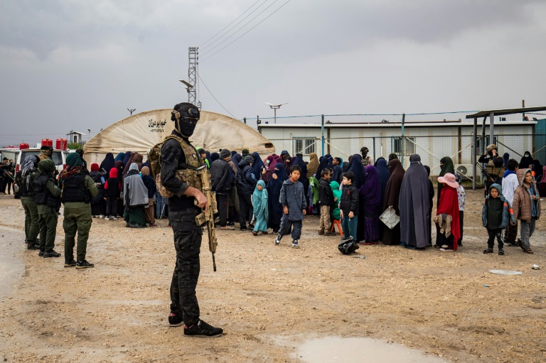 Des femmes et des enfants rassemblés lors d'une opération de sécurité conjointe menée par la Force de police de sécurité intérieure kurde de Syrie et les Forces démocratiques syriennes (FDS) au camp Roj où sont détenus des parents étrangers de personnes soupçonnées d'appartenir au groupe État islamique (EI), dans la province de Hassaké, au nord-est de la Syrie, le 5 avril 2025