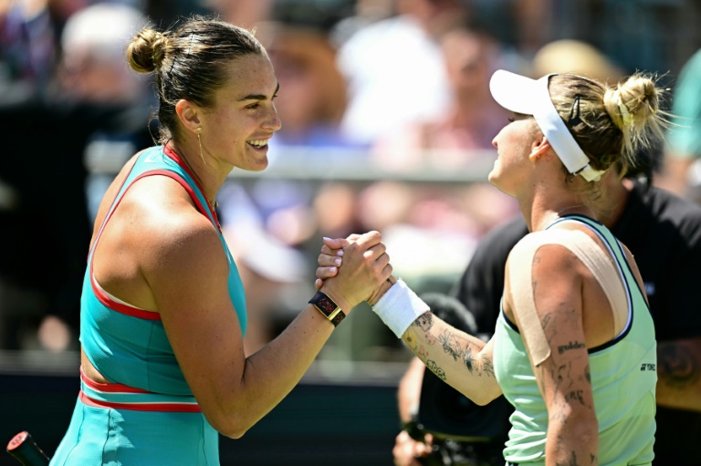 La Bélarusse Aryna Sabalenka (gauche) et la Tchèque Marketa Vondrousova (droite) lors de leur demi-finale au tournoi WTA 500 de Berlin le 21 juin 2025