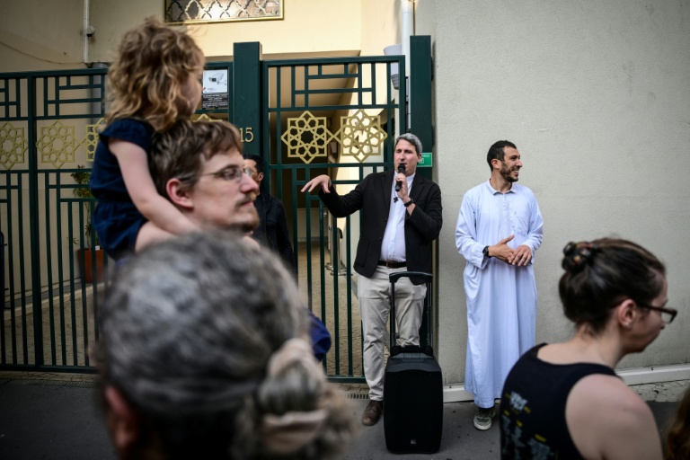 Thierry Brac de la Perrière, prêtre de Notre-Dame-de-la-Fraternité (au centre) et le secrétaire de la mosquée Errahma, Nabil Bouslama (à droite), devant la mosquée, le 9 juin 2025